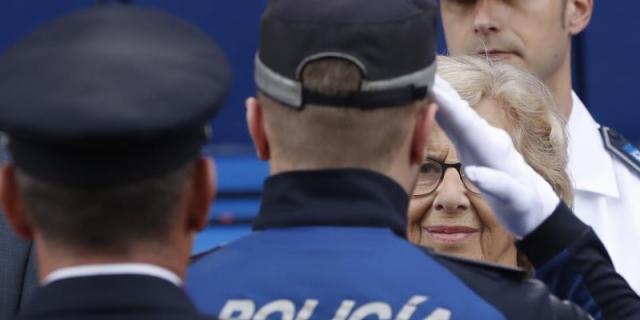 Los policías colocan lazos azules para visibilizar su conflicto con Carmena