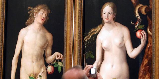 Una pareja se desnuda en el Museo del Prado ante los cuadros de Adán y Eva