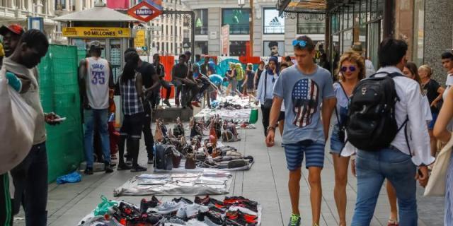 Barbero: "Convertir a los manteros en el problema de Madrid es xenofobia"