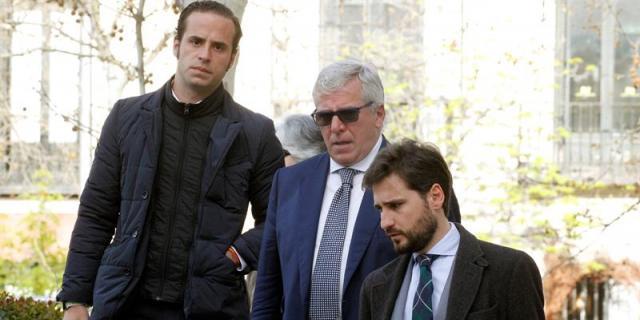 Los siete coches de alta gama que planean sobre el excomisario de Barajas