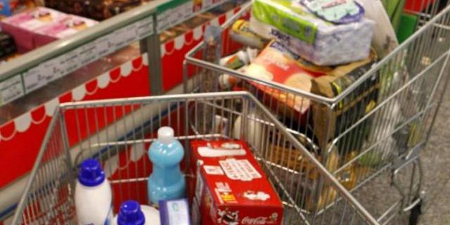 Llenar la cesta de la compra en Madrid puede variar en 3.000 € según el súper