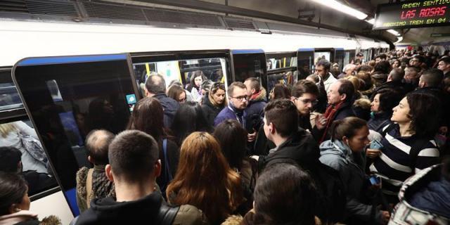 Garrido culpa a Carmena de las aglomeraciones en el Metro de Madrid