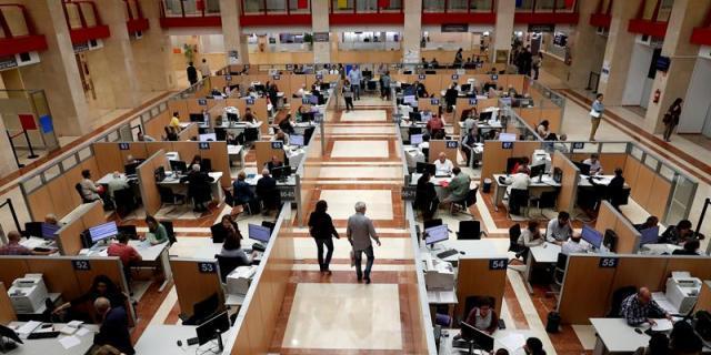 Los funcionarios de la Comunidad recibirán todo su salario desde el primer día de baja