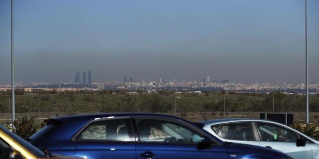 Carmena anima a pedir la pegatina de la DGT y a prepararse ante el protocolo antipolución