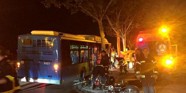 Fallece un motorista en Madrid atrapado bajo las ruedas de un autobús