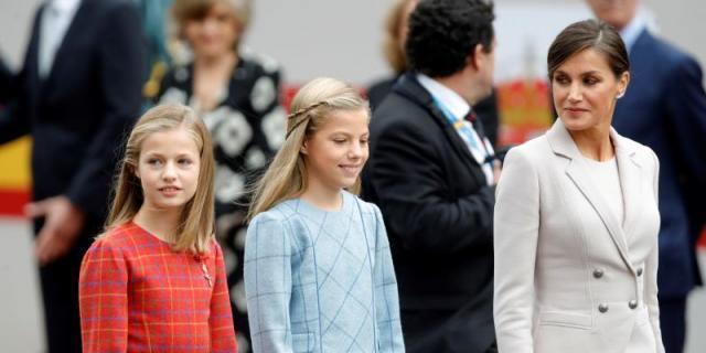 Los Reyes son recibidos con aplausos en el desfile del 12-O