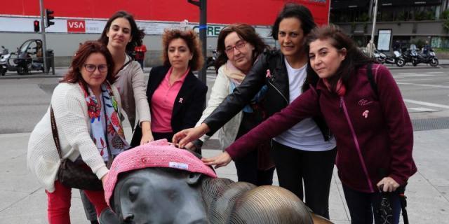 Diez esculturas de Madrid se cubren con pañuelos rosas el día del cáncer de mama