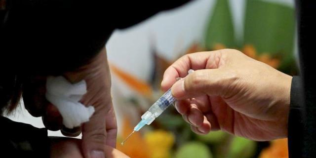 Sanidad aconseja a las personas mayores y a los grupos de riesgo vacunarse de la gripe Sanidad aconseja a las personas mayores y a los grupos de riesgo vacunarse de la gripe