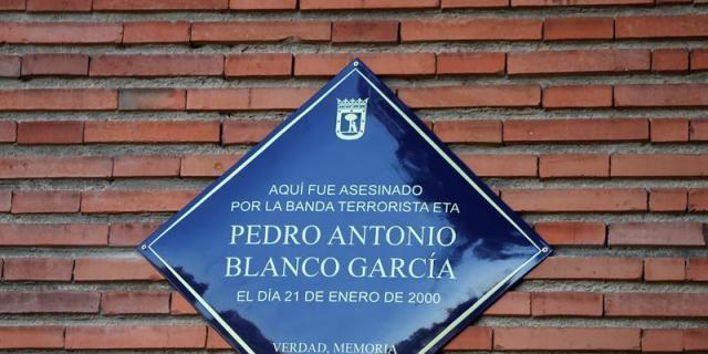 Madrid instala la primera de las placas que recuerdan a sus víctimas de ETA
