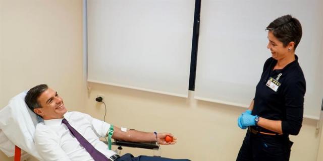 Pedro Sánchez dona sangre en el Palacio de la Moncloa