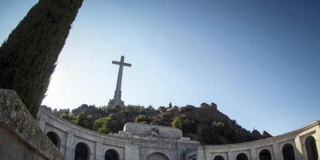 Un hombre pinta la tumba de Franco en el Valle de los Caídos