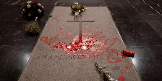 La tumba de Franco ya está limpia de pintadas