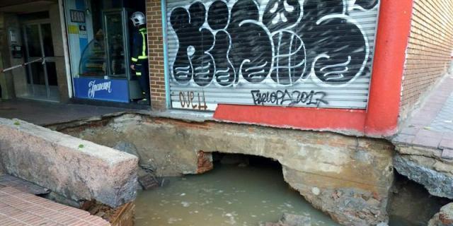 Reanudado el suministro de agua en los edificios cercanos al socavón de La Elipa