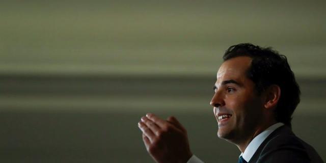 Aguado asegura que Cifuentes seguiría en el cargo si su grupo no hubiera pedido su dimisión