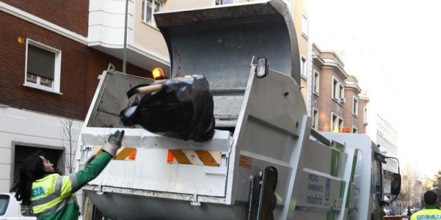 La reunión entre sindicatos y empresas acaba sin fijar 'mínimos' para la huelga de basuras