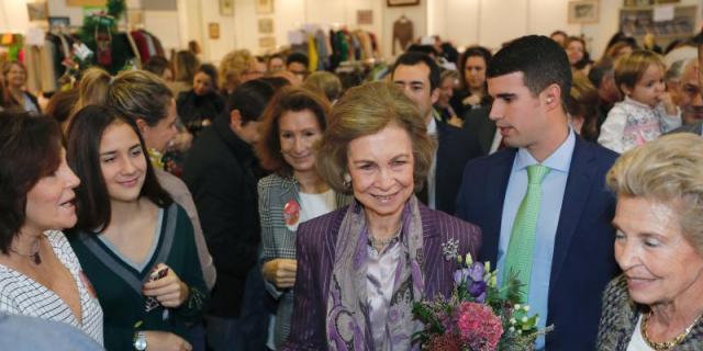 Doña Sofía acude a su cita anual con el rastrillo benéfico de Nuevo Futuro