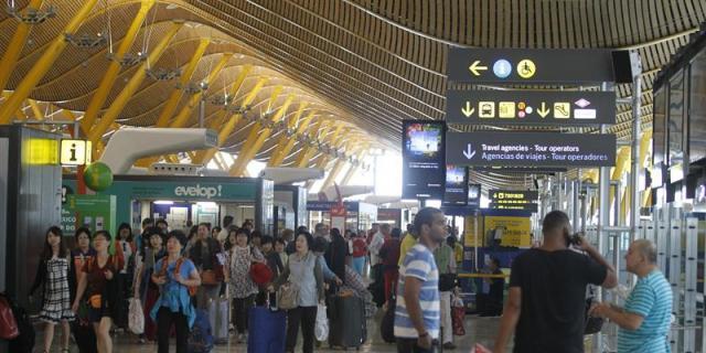 Vigilantes de aeropuerto Barajas amenazan con paros en diciembre por pluses