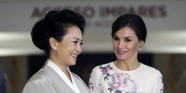 La reina y la primera dama china, famosa soprano, visitan el Teatro Real