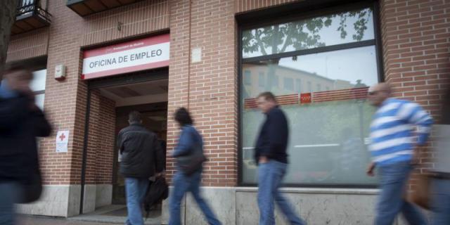 El paro cayó en Madrid en 5.921 personas en noviembre, un 1,68% menos