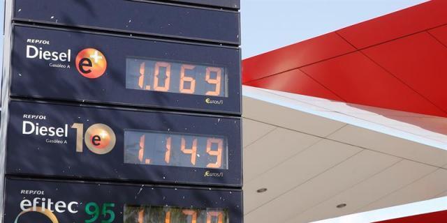 Bajan esta semana un 2,5 % la gasolina y el gasóleo