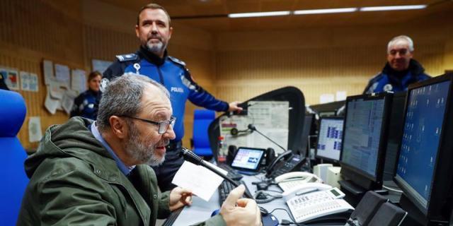 Barbero asiste a la entrega de juguetes en centros de acogida a inmigrantes