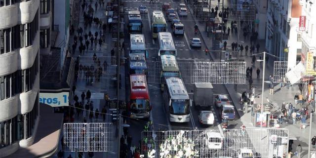 Los autocares reclaman dársenas para recoger y dejar turistas en la Gran Vía
