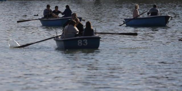 El estanque del Retiro estrena embarcaciones adaptadas para sillas de ruedas