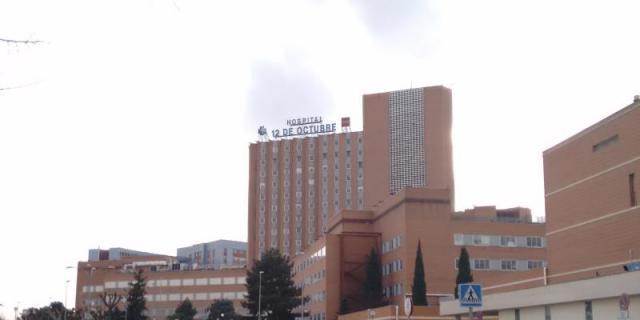 Un grupo de pacientes del 12 de Octubre tejen muñecos de ganchillo para los niños ingresados