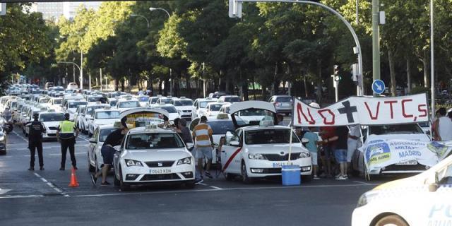 Los taxistas de Madrid amenazan con bloquear Fitur si la Comunidad no regula los VTC