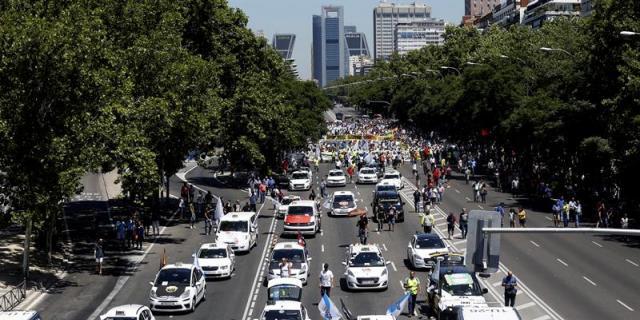 Una asamblea de 4.000 taxistas decide una huelga indefinida desde el 21 de enero contra las VTC Una asamblea de 4.000 taxistas decide una huelga indefinida desde el 21 de enero contra las VTC