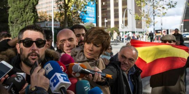 La Fiscalía sólo ve una puesta en escena que Dani Mateo se suene la nariz con la bandera de España