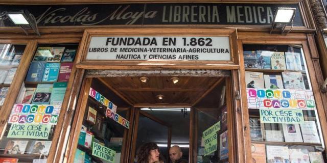 La librería más antigua de Madrid cuelga el cartel de "cese de actividad"