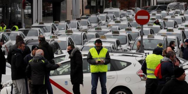 Los taxistas cortan la M-40 y Avenida de América y ralentizan la Castellana