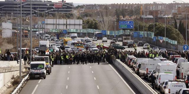 Los taxistas endurecen sus protestas y cercan Fitur