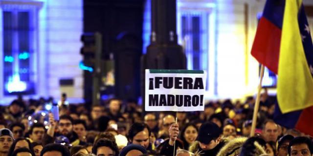 Una multitud de venezolanos celebran en la Puerta del Sol la autoproclamación de Juan Guaidó