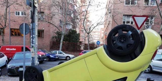 Un conductor se fuga por la ventanilla tras un aparatoso accidente en Madrid