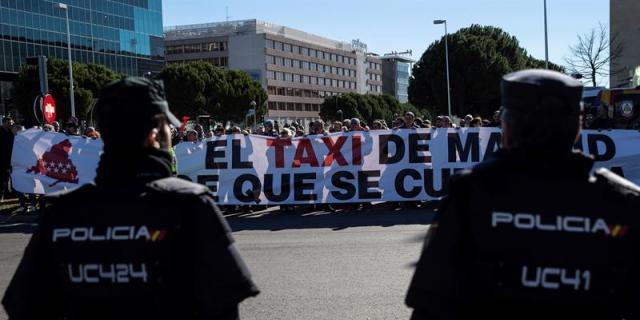 Tres taxistas detenidos en Madrid por rajar las ruedas a un VTC