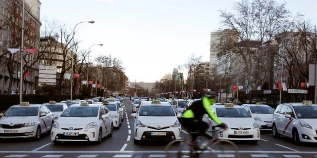 Los taxistas cumplen una semana de huelga con una acampada en la Castellana
