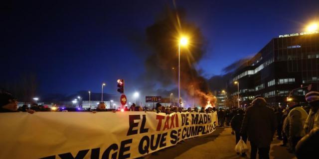 Los taxistas inician sus movilizaciones en Madrid frente a la sede de UGT