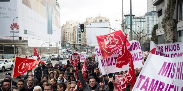 Unos mil conductores de VTC protestan frente a las sedes de Podemos y del PSOE