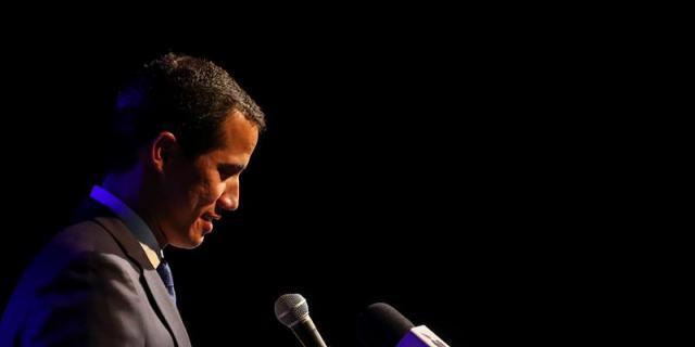La sede del PSOE Móstoles amanece con lemas contra el reconocimiento a Guaidó