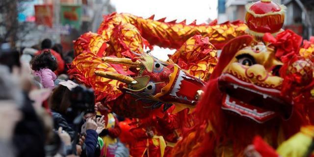 El Año Nuevo Chino llena las calles de Usera de magia, dragones y música