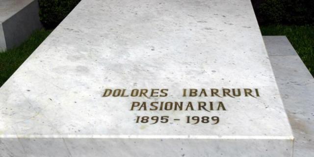 Los servicios funerarios del Ayuntamiento se ofrecen a reparar las tumbas de Dolores Ibárruri y Pablo Iglesias
