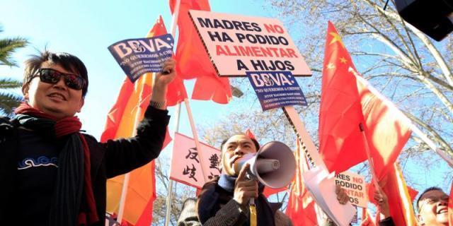 La comunidad china se manifiesta contra el bloqueo de sus cuentas bancarias