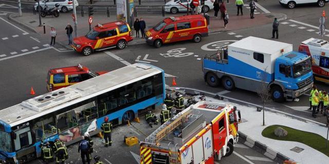 Cinco heridos leves en un aparatoso accidente de un autobús en Madrid