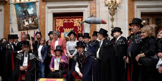 Carmena reivindica en carnaval un Madrid que rechaza "regalos envenenados"