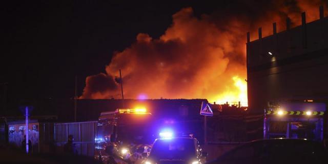 Un incendio arrasa una nave de reciclaje en Alcorcón