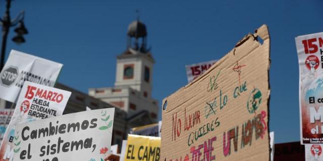 Centenares de jóvenes reclaman en Sol políticas contra el cambio climático