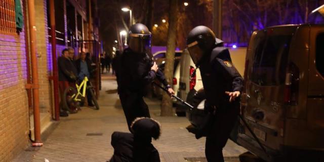 La policía frena a cientos de manifestantes que trataban de vengar la muerte de un vecino apuñalado el pasado domingo