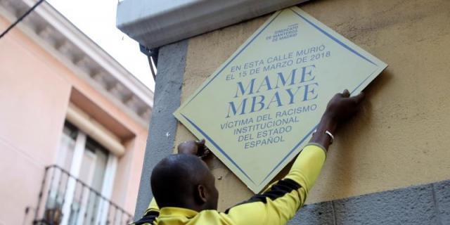 Almeida exige al Ayuntamiento que retire la placa en recuerdo de Mame Mbaye
